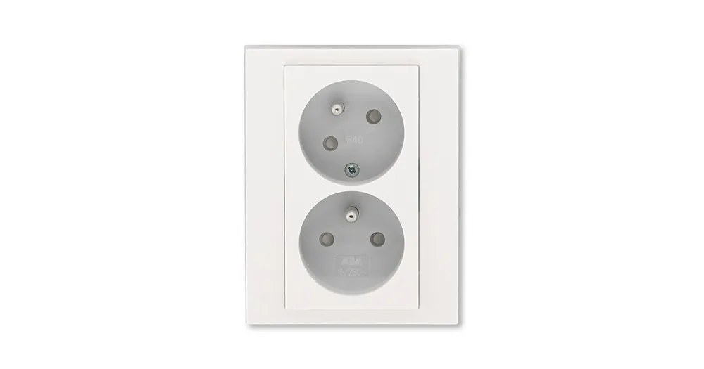 ABB 5513H-C02357 68 Levit Zásuvka dvojnásobná s ochr. kolíky, s clonkami, s natočenou dutinou; perleťová/ledová bílá Ověřený